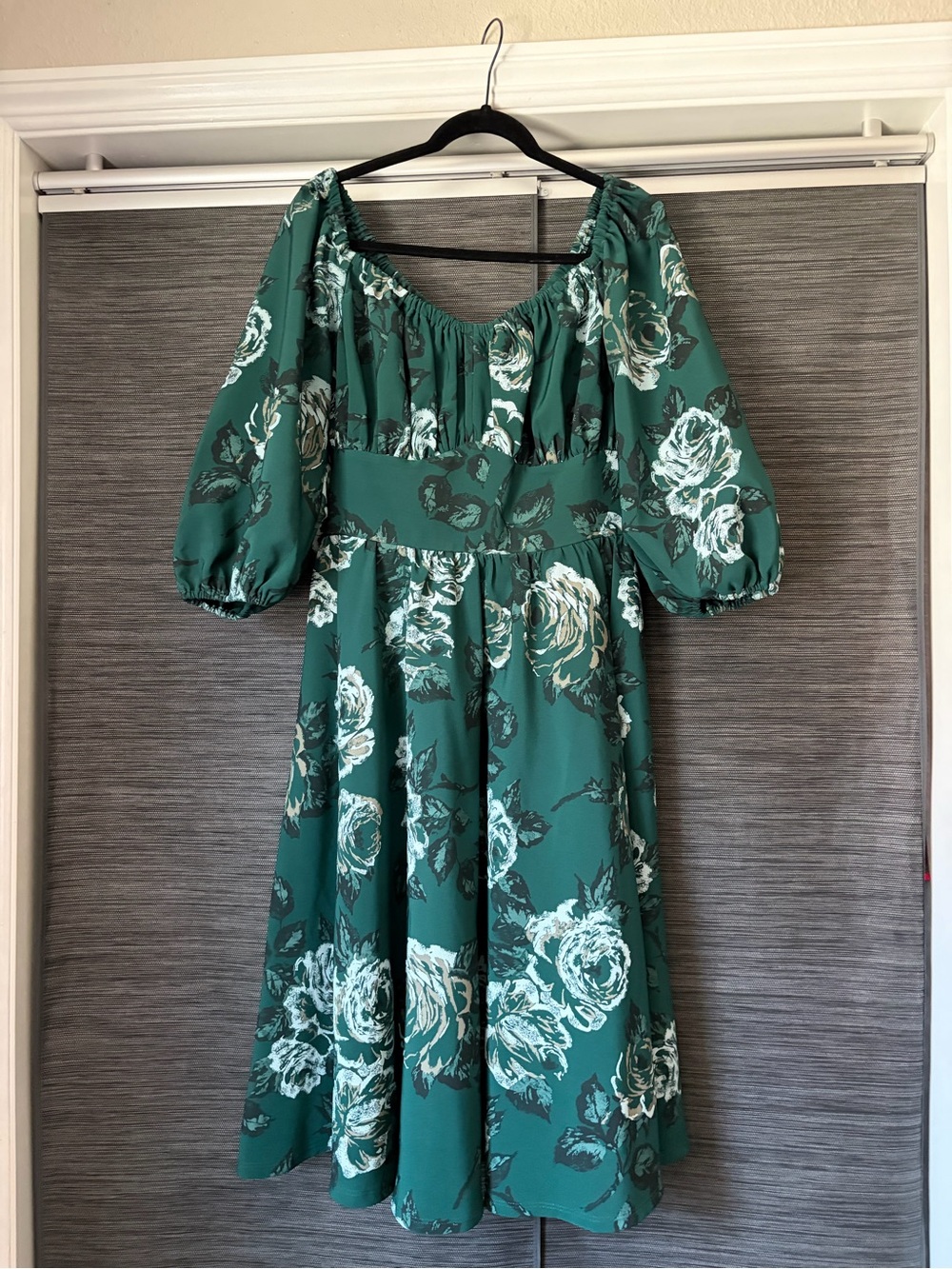 VACATION DRESS IN VINTAGE GREEN ROSES - VIXEN BY MICHELINE PITT - Picture 3 of 6